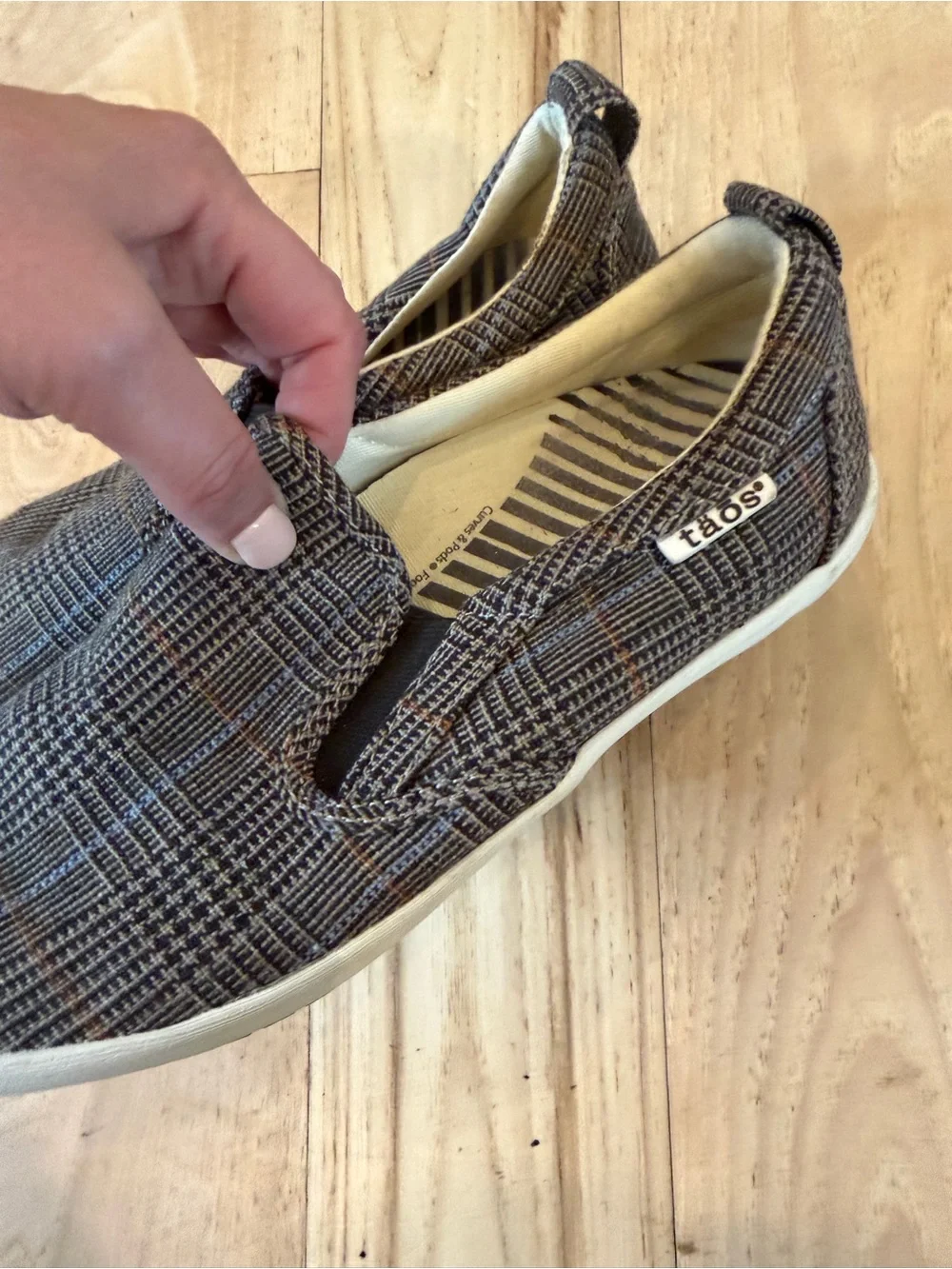 Taos shoes size 6